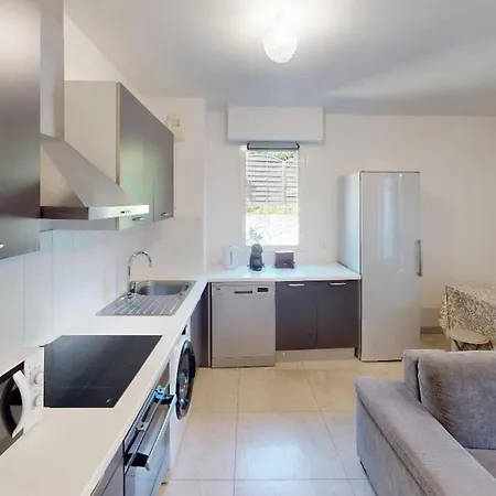 Апартаменты Beautiful 1 Bedroom One Stop Away From Monaco *