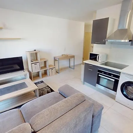 Beautiful 1 Bedroom One Stop Away From Monaco Апартаменты
