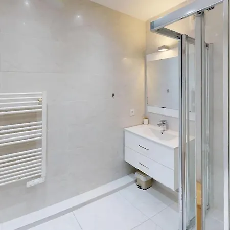 Beautiful 1 Bedroom One Stop Away From Monaco Апартаменты *
